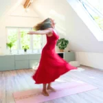 Helena tanzt in rotem Kleid