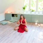 Meditation in rotem Kleid