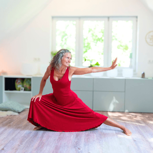 Yoga in rotem Kleid